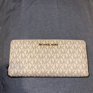 Michael Kors Cream Logo Wallet/ Wrislet